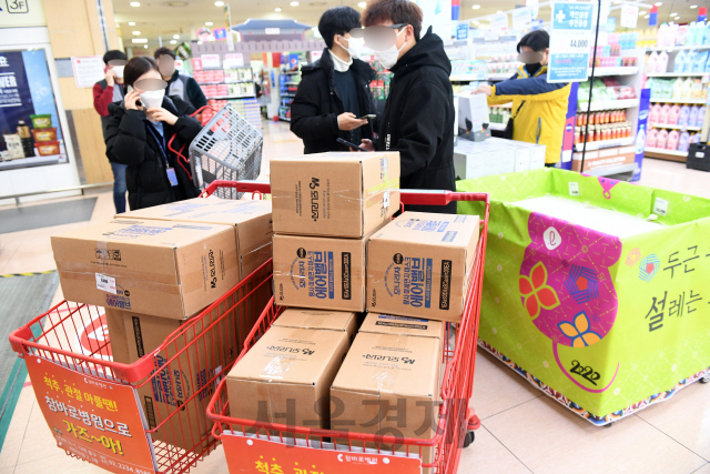 신종 코로나바이러스 감염증 확산이 우려되고 있는 3일 오후 서울 시내 한 대형마트에서 고객들이 마스크를 박스째 구매하고 있다./권욱기자 2020.2.3