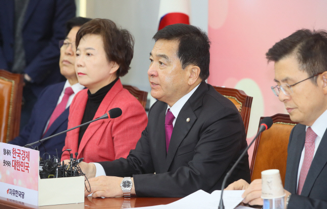 심재철 자유한국당 원내대표가 3일 국회에서 열린 최고위원회의에서 발언하고 있다./연합뉴스