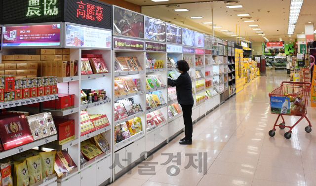 신종 코로나바이러스 감염증 확산이 우려되고 있는 3일 오후 서울 시내 한 대형마트가 한산한 모습을 보이고 있다./권욱기자 2020.2.3