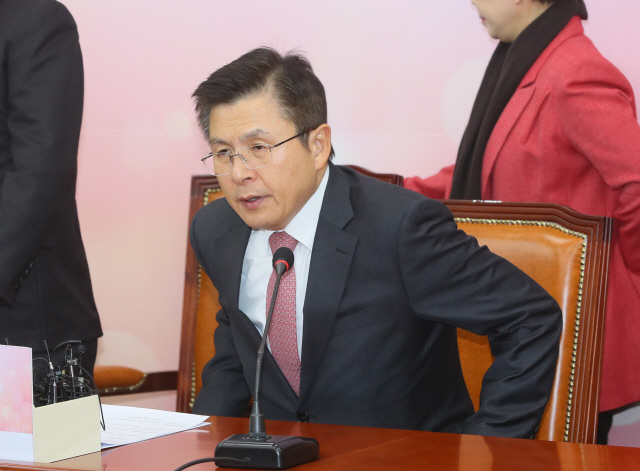 황교안 자유한국다아 대표가 3일 국회에서 열린 최고위원회의에서 자리에 앉고 있다./연합뉴스