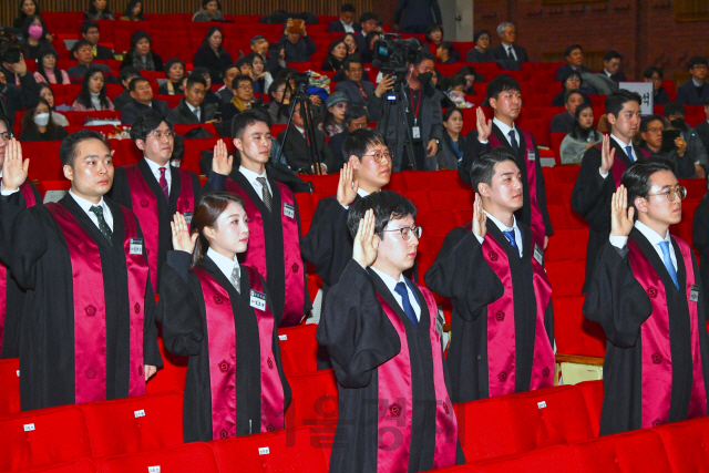 신임검사 임관식이 3일 오후 경기 과천 관문로 정부과천청사에서 열려 신임 검사들이 선서하고 있다.  /성형주기자 2020.02.03