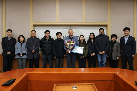 한국화학연구원 이미혜(사진 오른쪽에서 두번째)원장이 이광호(〃여섯번째) 박사 등과 기념촬영을 하고 있다. 사진제공=한국화학연구원