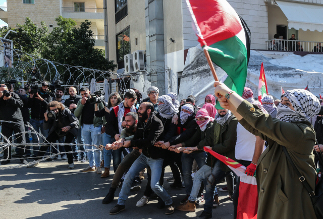 2일 레바논 베이루트의 미국대사관 인근에 모인 시위대가 도널드 트럼프 미 대통령의 중동평화구상에 반대하는 시위를 벌이고 있다.  /베이루트=EPA연합뉴스