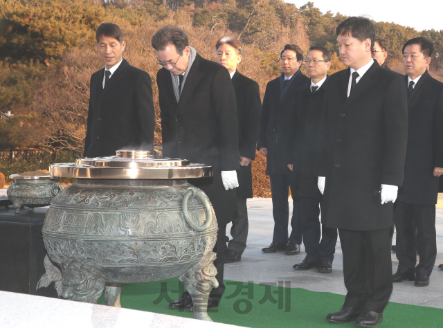 이성희(앞줄 가운데) 신임 농협중앙회장이 3일 오전 국립서울현충원을 찾아 참배하고 있다./사진제공=농협중앙회