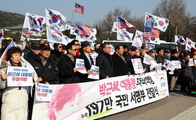 우리공화당과 천만인무죄석방본부가 지난달 23일 청와대 앞에서 박근혜 전 대통령 무죄석방 국민 서명부 전달식 기자회견을 하고 있다. /연합뉴스