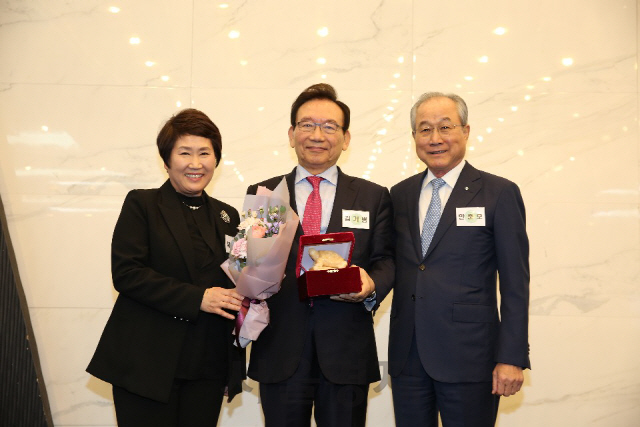 김기병 롯데관광개발 회장(가운데)이 사단법인 상우회로부터 ‘프론티어상’을 수상했다./사진제공=롯데관광개발