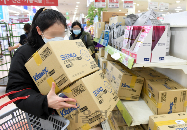 신종 코로나바이러스 감염증 확산이 우려되고 있는 3일 오후 서울 시내 한 대형마트에서 고객들이 마스크를 박스째 구매하고 있다./권욱기자 2020.2.3
