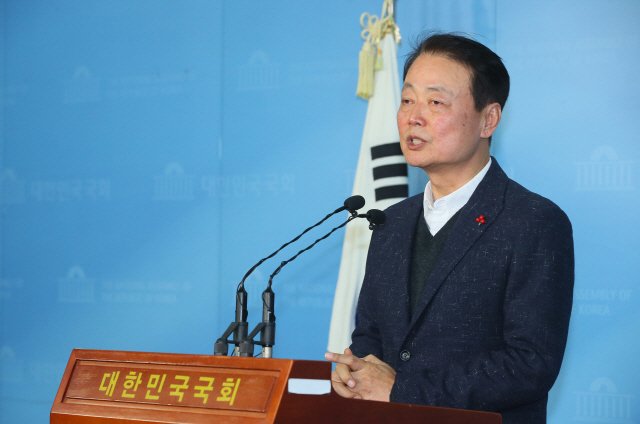 한선교 자유한국당 의원이 지난달 2일 국회 정론관에서 21대 총선 불출마를 선언하고 있다./연합뉴스