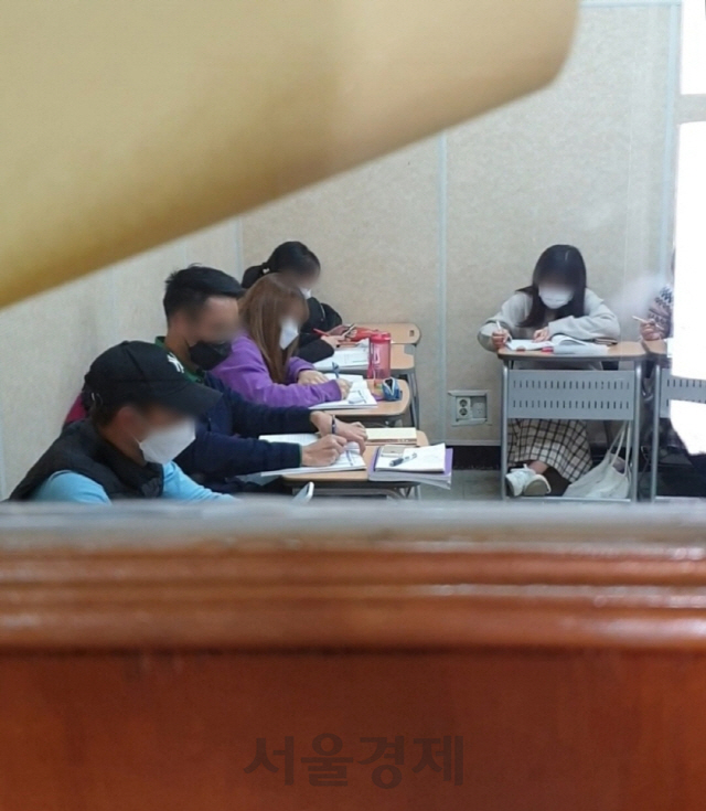 3일 서울 동대문구 경희대의 한 강의실에서 외국인 학생들이 마스크를 착용한 채 한국어학 강의를 듣고 있다. /허진기자