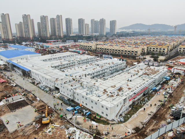 지난 2일 완공을 앞둔 중국 후베이성 우한 훠선산병원에서 막바지 작업이 진행되고 있다. 이 병원은 1,000개 병상 규모로 3일 운영에 들어갔다.      /우한=신화연합뉴스