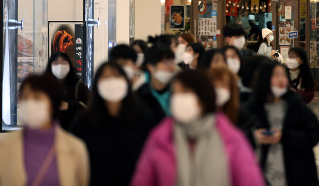 신종 코로나바이러스 감염증 확산 우려가 이어지는 가운데 3일 서울 강남구 스타필드 코엑스몰에서 시민들이 마스크를 쓰고 이동하고 있다.  /연합뉴스