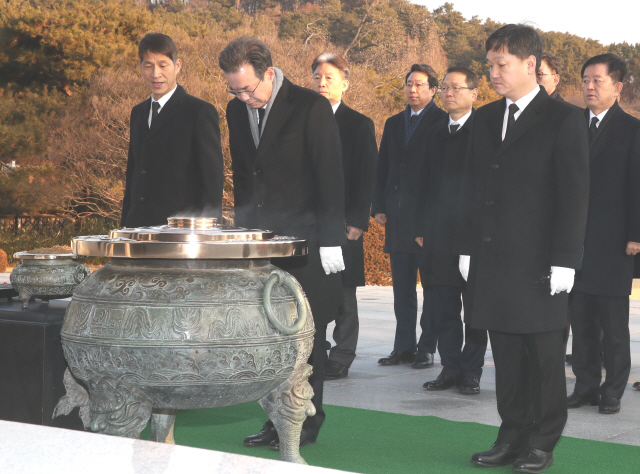 이성희(앞줄 왼쪽 두번째) 신임 농협중앙회장이 3일 오전 서울 동작구 국립현충원을 찾아 참배하고 있다. 이 회장은 방명록에 ‘농업·농촌을 둘러싼 위기를 극복하고 발전시키는 데 모든 역량을 집중하겠다’고 적었다. /사진제공=농협중앙회