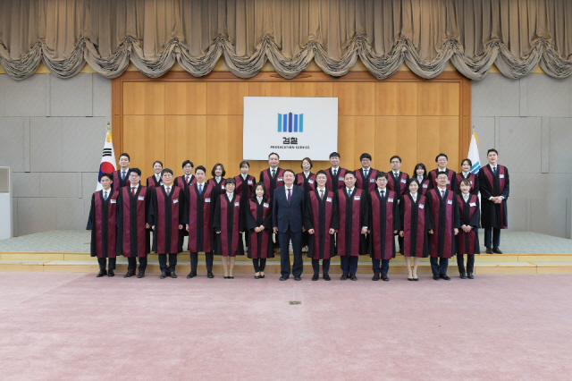 3일 윤석열 검찰총장이 대검찰청에서 열린 신임검사 인관식에서 검사들과 기념촬영을 하고 있다./사진제공=대검찰청