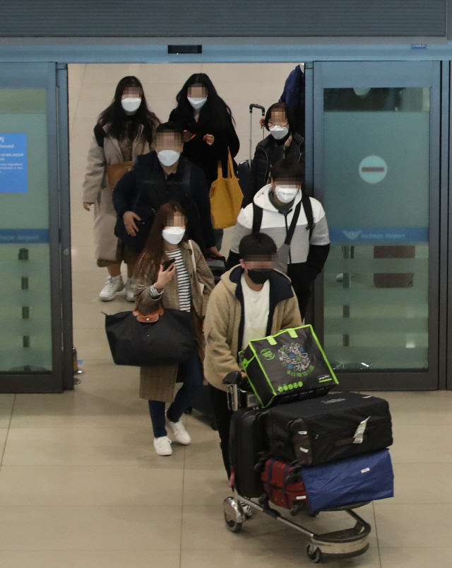 3일 오후 인천국제공항을 통해 입국한 승객들이 마스크를 쓴채 입국장을 빠져나가고 있다. /연합뉴스