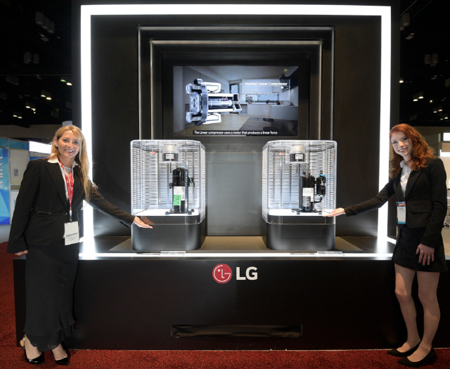 LG전자 모델들이 북미 최대 공조전시회 ‘AHR 엑스포 2020’에서 부품 솔루션인 스크롤 컴프레서와 로타리 컴프레서를 소개하고 있다. /사진제공=LG전자