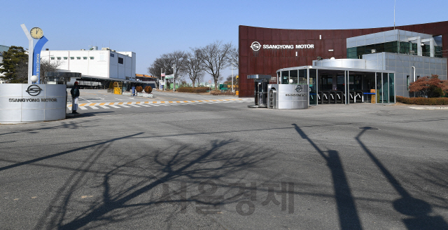 신종 코로나바이러스 여파로 생산라인 가동 멈춘 평택 쌍용차 공장