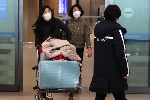 신종 코로나바이러스 감염증 확산을 막기 위해 중국인 전용 입국장이 별도로 신설된 4일 인천국제공항 제1터미널에서 중국발 여객기 전용 검역대를 통과한 중국인 탑승객들이 입국장을 나서고 있다. 보건당국은 4일 0시부터 시작되는 ‘후베이성 방문 외국인 입국 제한’ 대책에 따라 인천국제공항 제1터미널에 2곳, 제2 터미널에 1곳 등 중국 전용 입국장 총 3곳을 설치했다./영종도=이호재기자