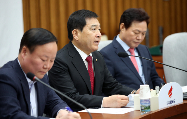 4일 오전 국회에서 열린 자유한국당 원내대책회의에서 김재원 정책위의장이 발언하는 심재철 원내대표 옆에서 무언가를 적고 있다./연합뉴스