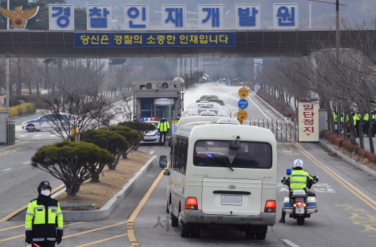 신종 코로나바이러스 감염증 발원지인 중국 후베이성 우한에서 전세기로 귀국한 교민들을 태운 버스가 지난달 31일 격리시설인 충남 아산시 경찰인재개발원으로 들어가고 있다. /아산=오승현기자