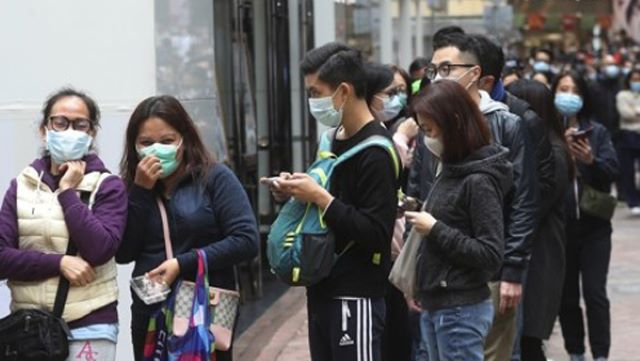신종코로나 바이러스 감염증이 확산하는 가운데 1일(현지시간) 홍콩의 한 상점 앞에서 시민들이 마스크를 사기 위해 길게 줄을 서 있다./홍콩 AP=연합뉴스