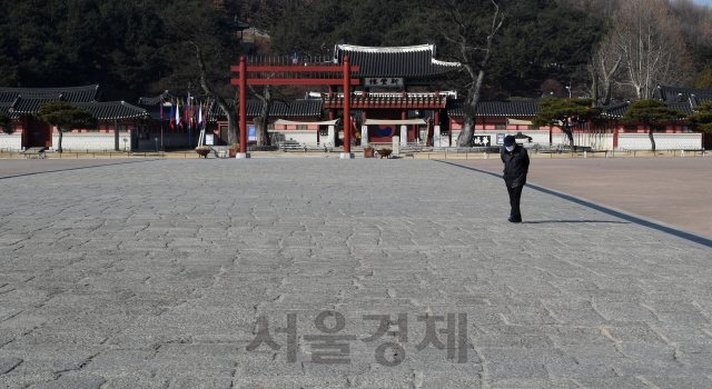 신종 코로나바이러스 감염증이 확산되고 있는 4일 오전 경기도 수원시 화성행궁이 평소와 다르게 매우 한산한 모습을 보이고 있다./수원=오승현기자 2020.02.04