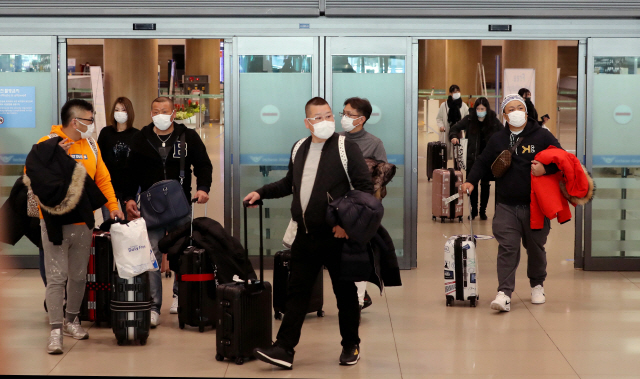 신종 코로나바이러스 감염증 확산을 막기 위해 중국 전용 입국장이 신설된 4일 인천국제공항 제1터미널에서 마스크를 쓴 여행객들이 입국장을 나서고 있다. /영종도=이호재기자