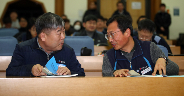 김명환(오른쪽) 민주노총 위원장과 김동명 한국노총 위원장이 4일 서울 여의도 국회의원회관에서 열린 불평등 양극화 해법 찾기 대토론회에서 이야기를 나누고 있다. /연합뉴스