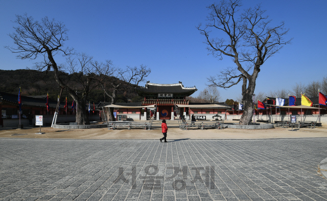 신종 코로나바이러스 감염증이 확산되고 있는 4일 오전 경기도 수원시 화성행궁이 평소와 다르게 매우 한산한 모습을 보이고 있다./수원=오승현기자 2020.02.04