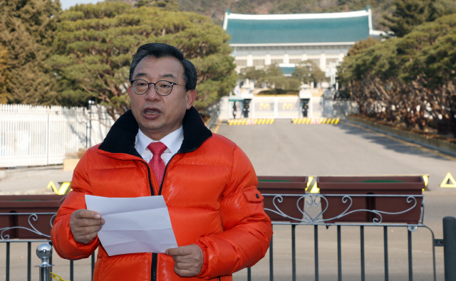 자유한국당의 전신인 새누리당 대표를 지낸 이정현 무소속 의원이 4일 청와대 앞에서 4·15총선 서울 종로 출마를 선언하고 있다. /연합뉴스