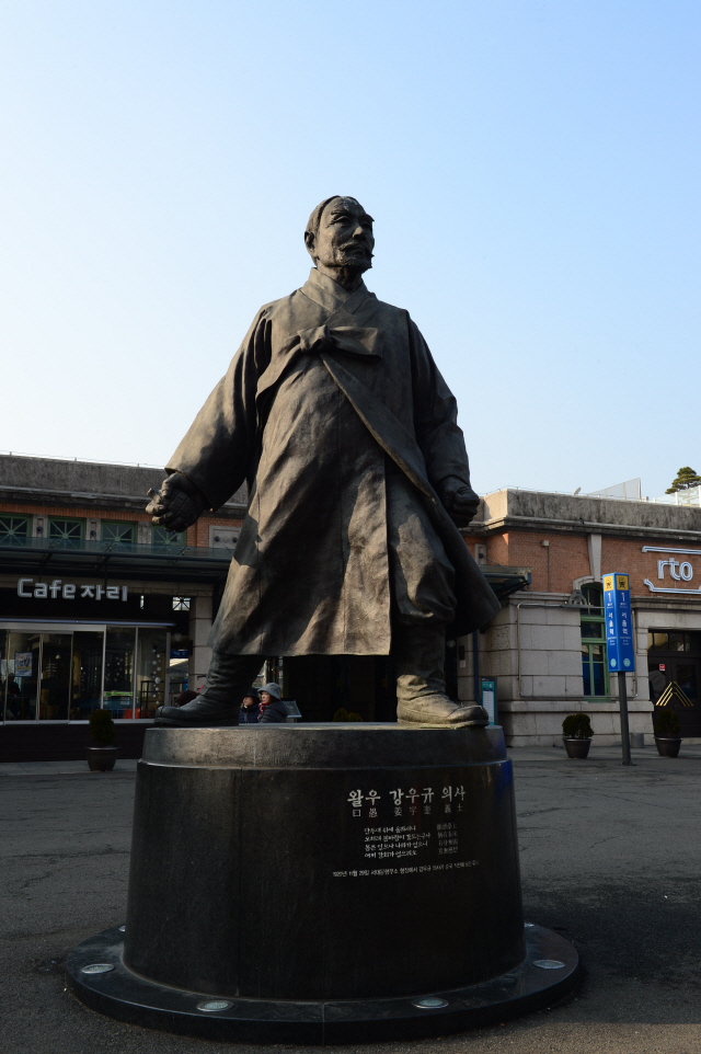독립운동가 강우규 의사의 동상. 거사가 이뤄졌던 자리에 서 있다.