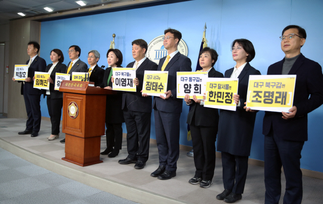 심상정 정의당 대표가 4일 오전 서울 여의도 국회 정론관에서 21대 국회의원 선거  대구 경북 출마자들을 소개하고 있다. 왼쪽부터 포항북구 박창호, 임혜진, 경북 경산 유병제, 경북 경주 권영국, 심 대표, 대구 북구을 이영재, 대구 서구 장태수, 대구 동구갑 양희, 대구 달서을 한민정, 대구 북구갑 조명래 후보./연합뉴스