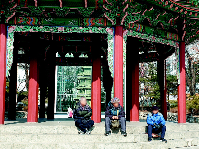 어르신들이 4일 서울 종로구 탑골공원에서 마스크를 착용하지 않은 채 계단에 앉아 담소를 나누고 있다./허진기자