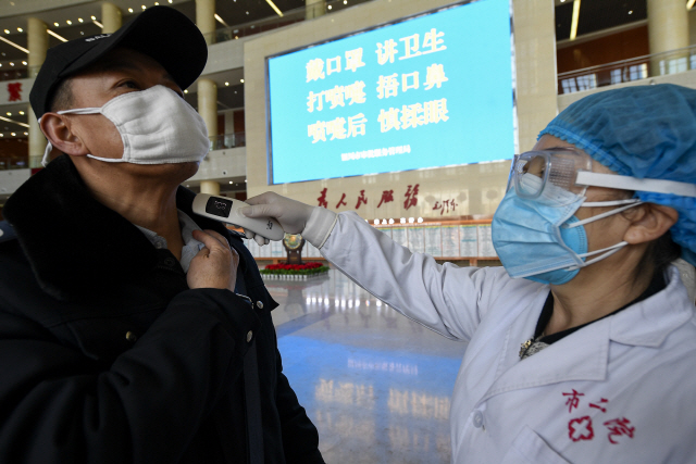 지난 3일 중국 닝샤자치구 인촨에서 시청을 방문하는 시민을 대상으로 의료진이 체온 검사를 하고 있다. /신화연합뉴스