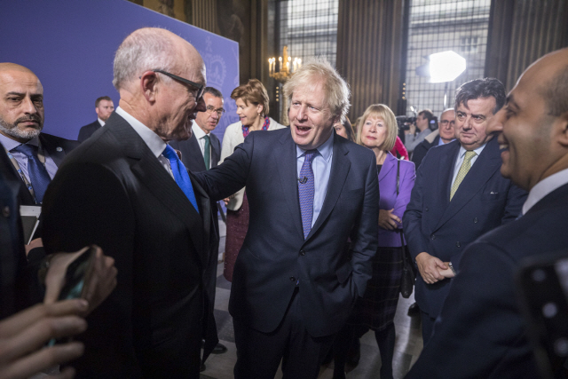 보리스 존슨(가운데) 영국 총리가 3일(현지시간) 런던 구 왕립해군학교에서 브렉시트 이후 영국의 잠재력에 대한 연설을 마치고 관계자들과 환담하고 있다.  /런던=EPA연합뉴스