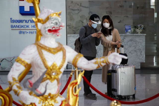 태국 동부 지역에 위치한 우타파오 국제공항에 여행객들이 마스크를 쓴 채 기다리고 있다./EPA연합뉴스