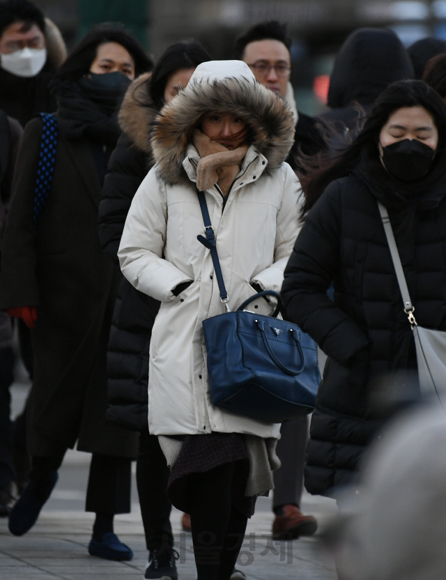 절기 입춘(立春)이지만 수도권을 비롯한 대부분 지역의 체감온도가 -22∼15℃까지 내려간 5일 오전 서울 종로구 세종대로사거리에서 두꺼운 옷차림과 마스크로 중무장한 시민들이 출근길 발걸음을 재촉하고 있다./오승현기자 2020.0205