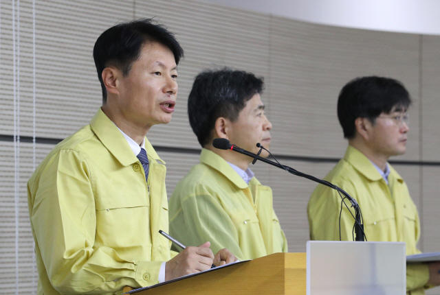 김강립 중앙사고수습본부 부본부장(보건복지부 차관, 왼쪽)이 3일 오전 세종시 정부세종청사에서 신종 코로나바이러스 감염증 대응 정례브리핑을 하고 있다. /연합뉴스