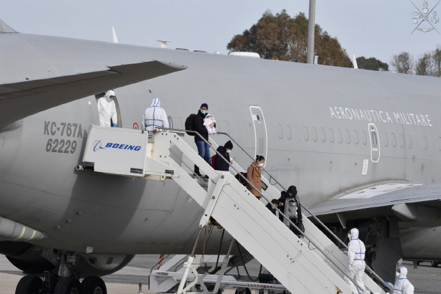 이탈리아 공군 소속 KC-767기를 통해 중국 우한을 떠나 지난 3일(현지시간) 로마의 프라티카 디 마레 군용 공항에 도착한 이탈리아인들이 트랩을 내려오고 있다. /로마=로이터연합뉴스