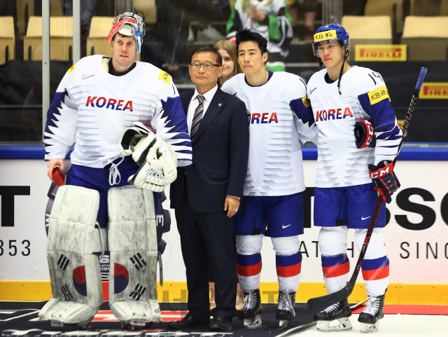 국제아이스하키연맹(IIHF) 명예의 전당에 헌액된 정몽원 아이스하키협회 회장(왼쪽 두번째)이 한국 아이스하키 국가대표 선수들과 기념촬영을 하고 있다./사진제공=한라그룹