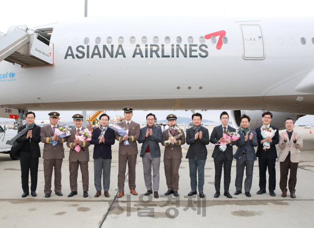 김광석 아시아나항공 부사장(왼쪽에서 네번째)이 지난 3일 임직원들과 A350 11호기 도입식을 갖고 기념사진을 촬영했다. /사진제공= 아시아나항공