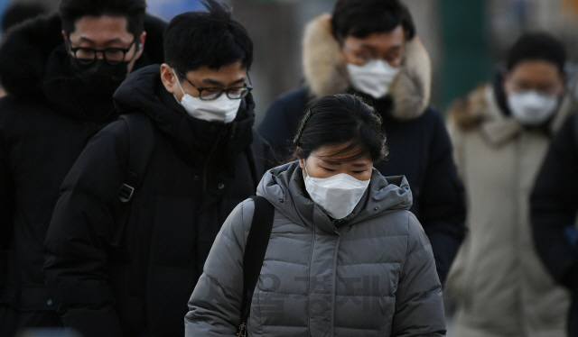 절기 입춘(立春)이지만 수도권을 비롯한 대부분 지역의 체감온도가 -22∼15℃까지 내려간 5일 오전 서울 종로구 세종대로사거리에서 두꺼운 옷차림과 마스크로 중무장한 시민들이 출근길 발걸음을 재촉하고 있다./오승현기자 2020.0205