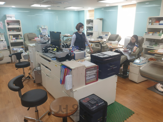 5일 서울 광진구 헌혈의집 건국대센터는 평소보다 방문객이 적어 대부분의 침상이 비어 있다. /허진기자