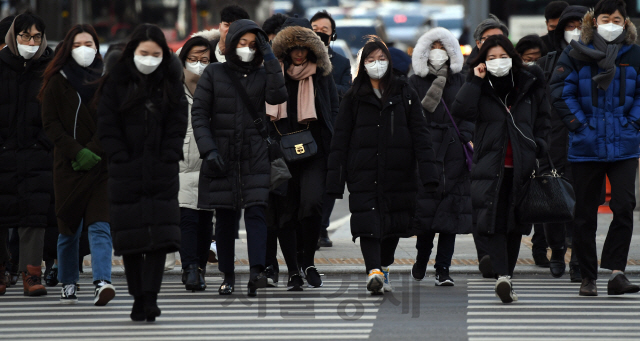 절기 입춘(立春)이지만 수도권을 비롯한 대부분 지역의 체감온도가 -22∼15℃까지 내려간 5일 오전 서울 종로구 세종대로사거리에서 두꺼운 옷차림과 마스크로 중무장한 시민들이 출근길 발걸음을 재촉하고 있다./오승현기자 2020.0205