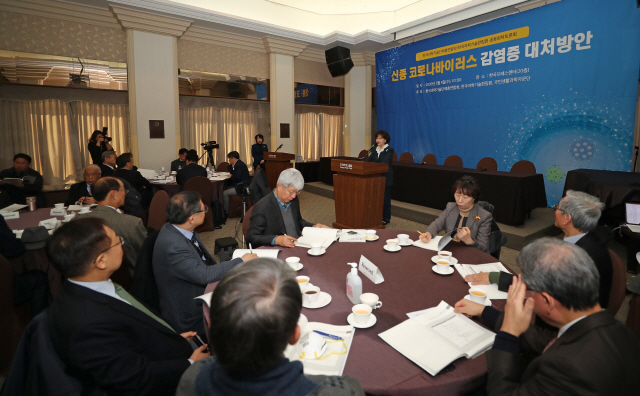 5일 오전 서울 중구 한국프레스센터에서 열린 신종코로나바이러스 감염증 대처방안, 한국과학기술단체총연합회·한국과학기술한림원 공동원탁토론회에서 김명자 한국과학기술단체총연합회 회장이 개회사를 하고 있다. /연합뉴스