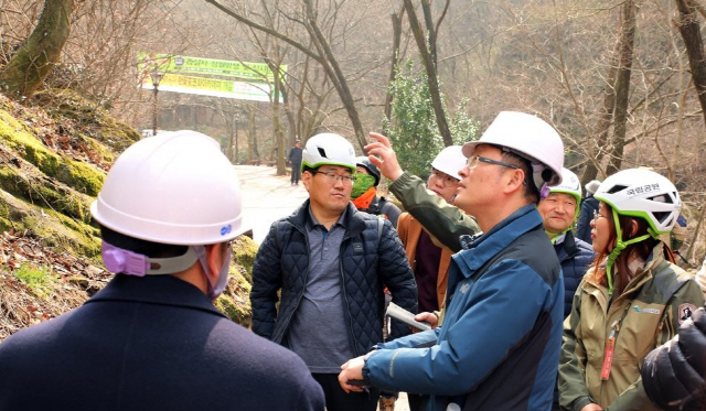 행정안전부와 환경부 관계자들이 광주 무등산국립공원 탐방로에서 급경사지등 재난 취약현장을 점검하고 있다.  /광주=연합뉴스