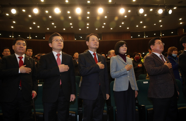 5일 오후 서울 여의도 국회도서관에서 열린 미래한국당 중앙당 창당대회에서 신임 당 대표로 선출된 한선교(가운데) 의원이 황교안(왼쪽 두번째) 자유한국당 대표 등과 국민의례를 하고 있다./연합뉴스