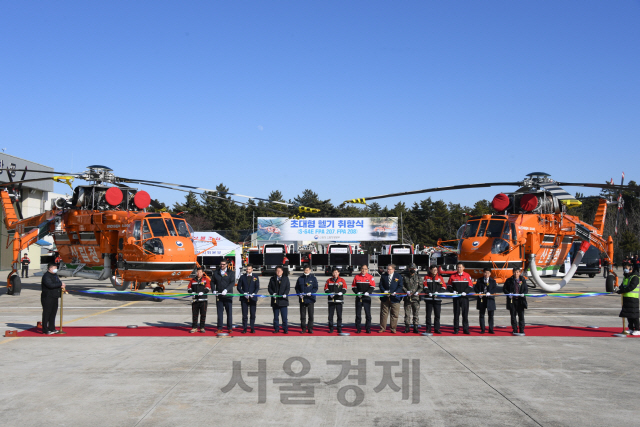 박종호 산림청장 등이 강원도 강릉항공관리소에서 열린 초대형헬기 취항식에서 테이프커팅을 하고 있다. 사진제공=산림청