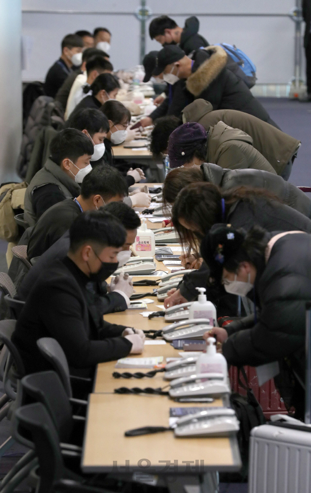 5일 인천국제공항 1터미널에서 중국발 여객기를 타고 도착한 승객들이 검역대를 통과해 중국 전용 입국장에서 국내 연락처를 확인받고 있다./영종도=이호재기자