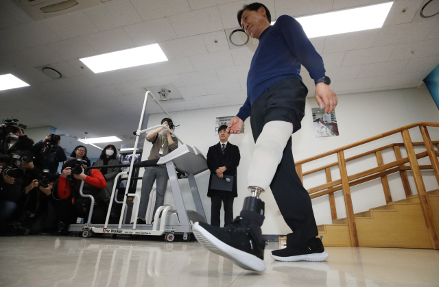 한 국가유공자가 5일 서울 강동구 중앙보훈병원에서 열린 시연회에서 로봇 의족을 착용하고 걷기 시연을 하고 있다. 국가보훈처는 품질개선 과정을 거쳐 국가유공자 중 희망자에게 시범적으로 로봇 의족을 공급할 계획이다. /연합뉴스