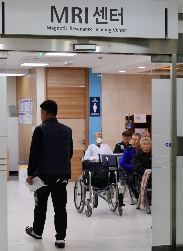 서울 종로구 서울대병원 MRI센터가 환자들로 붐비고 있다./서울경제DB